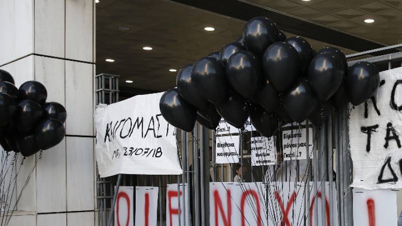 Δίκη για το Μάτι: 120 μαύρα μπαλόνια άφησαν πάνω από το Εφετείο οι συγγενείς των θυμάτων της πυρκαγιάς