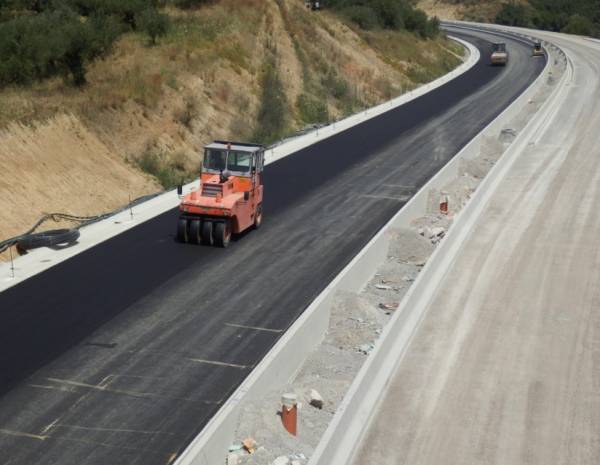 Ασφαλτόστρωση μεταξύ &quot;Praktiker&quot; και ΤΕΙ στον περιφερειακό της Καλαμάτας