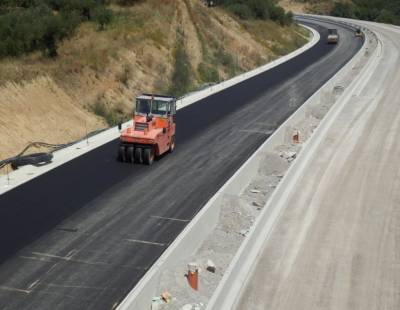 Ασφαλτόστρωση μεταξύ &quot;Praktiker&quot; και ΤΕΙ στον περιφερειακό της Καλαμάτας