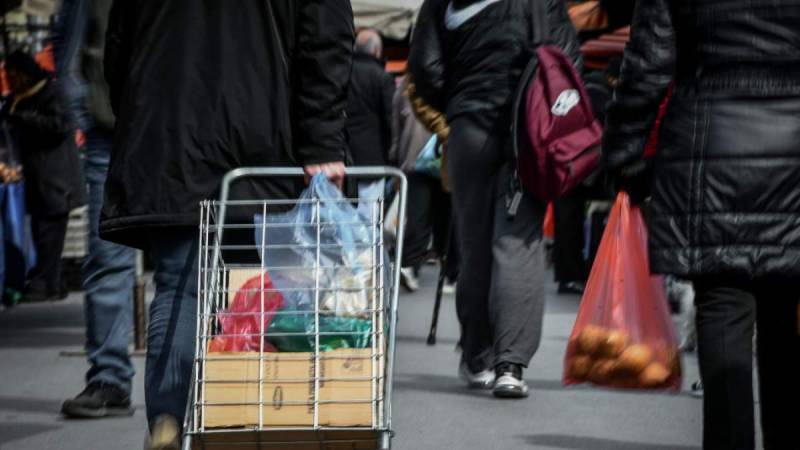Πτώση της ανάπτυξης και εκτόξευση του πληθωρισμού προβλέπει ο ΙΟΒΕ
