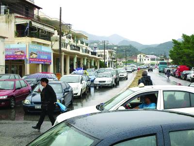 Κουτοπονηριές με αυτοσχεδιασμούς - Άνοιγμα της νησίδας στο ΚΤΕΛ και στάθμευση στην Αγορά