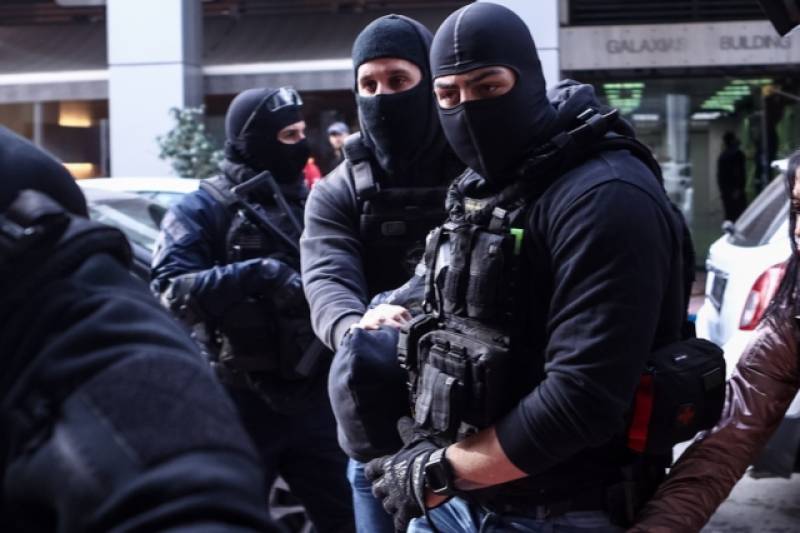 Επεισόδια στον Ρέντη: Στα δικαστήρια Πειραιά ο 18χρονος που έριξε τη φωτοβολίδα (βίντεο)