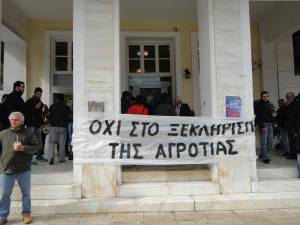 Διαμαρτυρία αγροτών  στη ΔΟΥ Καλαμάτας