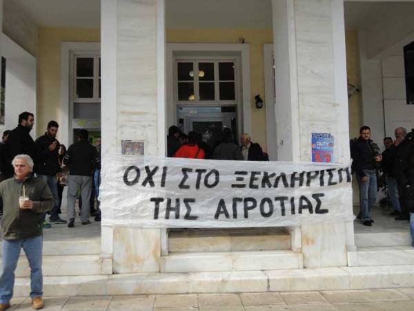 Διαμαρτυρία αγροτών  στη ΔΟΥ Καλαμάτας