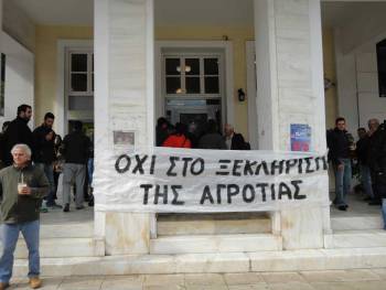 Διαμαρτυρία αγροτών  στη ΔΟΥ Καλαμάτας
