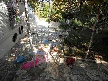 Εθαψε τη νεκρή μάνα της κάτω από το μπαλκόνι