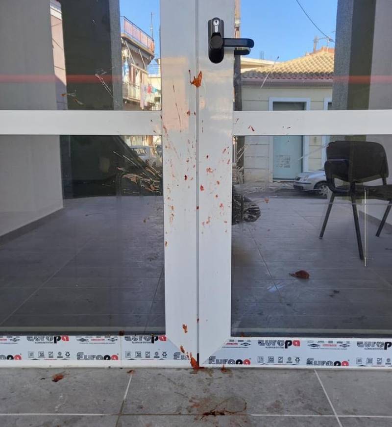 Πέταξαν ντομάτες στην είσοδο του Κέντρου Υγείας Γαργαλιάνων