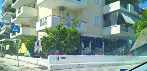 Επιπλα και εξοπλισμός στα σκουπίδια 