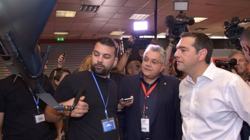 Στα περίπτερα των πανεπιστημίων ο πρόεδρος του ΣΥΡΙΖΑ Αλέξης Τσίπρας