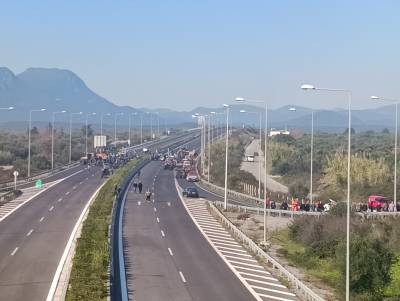 Μεσσηνία: Μπλόκο αγροτών στον αυτοκινητόδρομο - Ενταση στον κόμβο Θουρίας (βίντεο-φωτογραφίες)