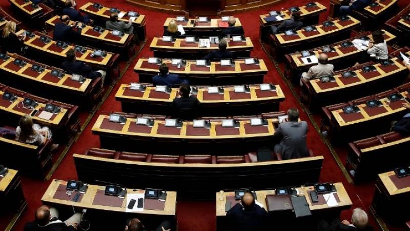 Βουλή: Ψηφίστηκε το νέο πλαίσιο για τις δημόσιες συμβάσεις