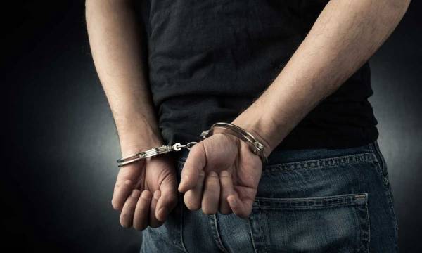 Συλλήψεις σε Τρίπολη, Μανωλάδα και Θήβα για ανθρωποκτονία