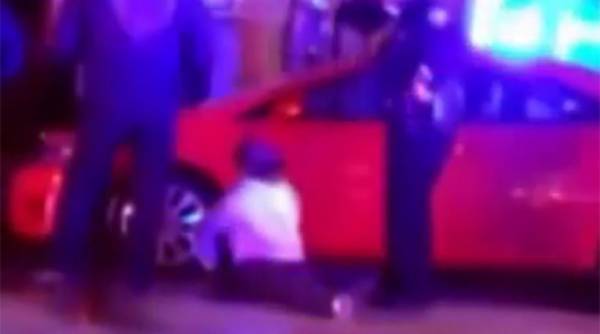 ΗΠΑ: Αστυνομικοί ακινητοποίησαν με τέιζερ γυναίκα που τους βιντεοσκοπούσε να χτυπούν άνδρα
