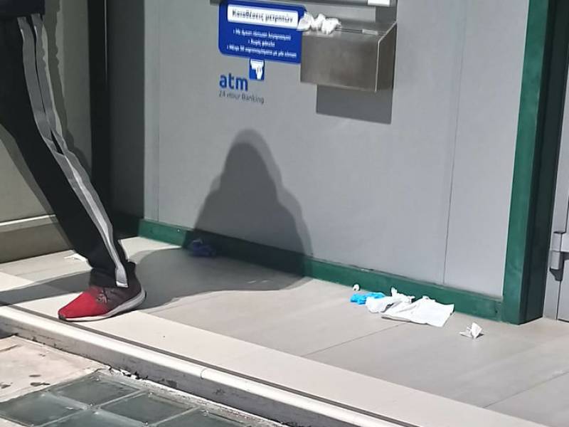 Με γάντια στο ΑΤΜ