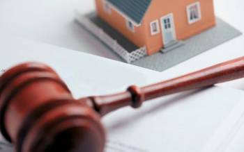 Σοκ στην κτηματαγορά: «Κοράκια» αγοράζουν κοψοχρονιά σπίτια και καταστήματα