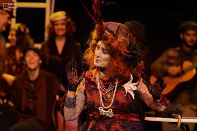 Η τρυφερή μα αποφασισμένη «Τρελή του Σαγιό» από το «Συν1»