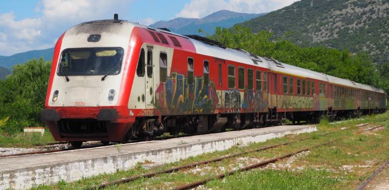 Θεσσαλονίκη: Τρένο από τη Φλώρινα έπεσε σε βράχια