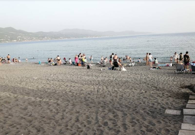 Κατάμεστη η παραλία της Καλαμάτας