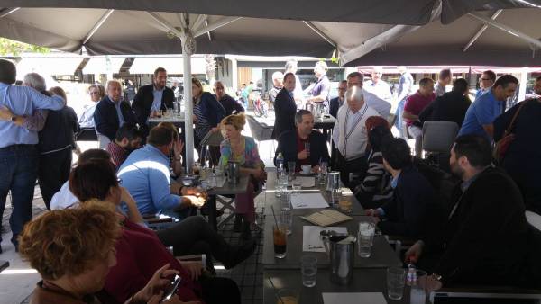 Για καφέ στην παραλία της Καλαμάτας ο Αντώνης Σαμαράς