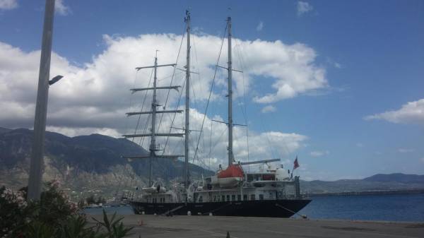 Εντυπωσιακό ιστιοφόρο κρουαζιερόπλοιο στο λιμάνι της Καλαμάτας