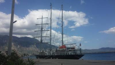 Εντυπωσιακό ιστιοφόρο κρουαζιερόπλοιο στο λιμάνι της Καλαμάτας