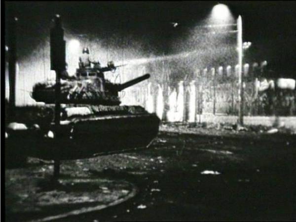Η στιγμή που το τανκ έριξε την πόρτα του Πολυτεχνείου
