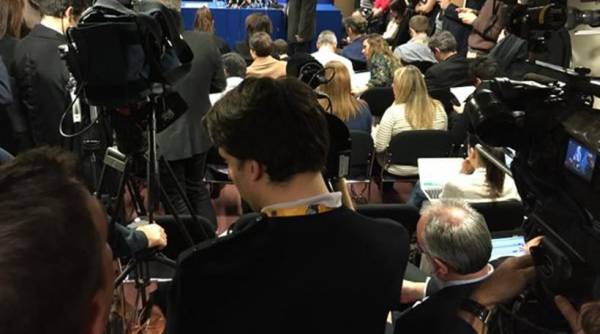 Κοσμοσυρροή στην συνέντευξη Βαρουφάκη