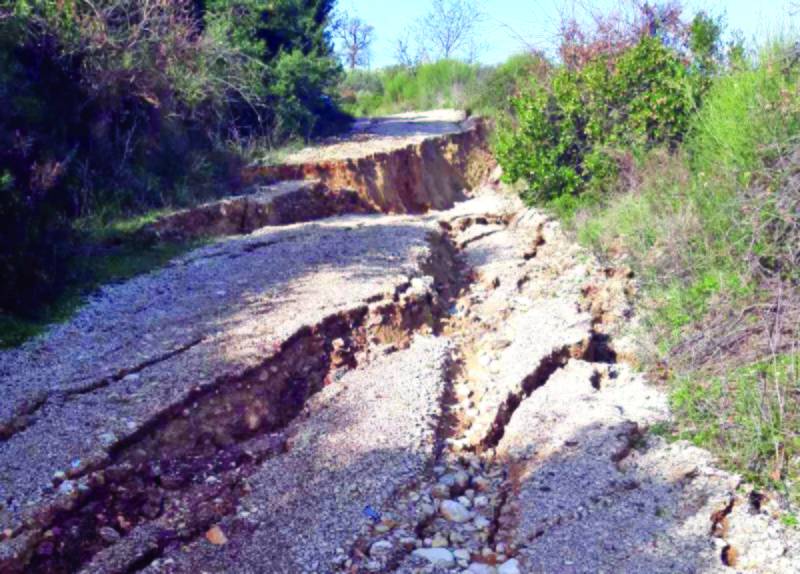 Αδιάβατοι οι αγροτικοί δρόμοι στις Ράχες Κυπαρισσίας