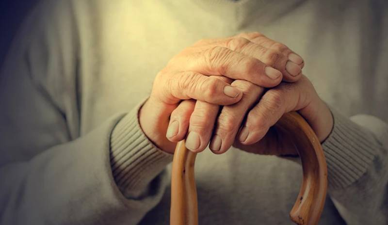 Κρήτη: Βρήκαν ηλικιωμένη να κάθεται σε παγκάκι μέσα στο ψύχος