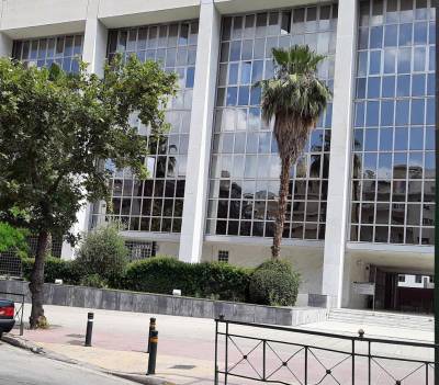 Εκκενώνεται ο Άρειος Πάγος μετά από τηλεφώνημα για βόμβα