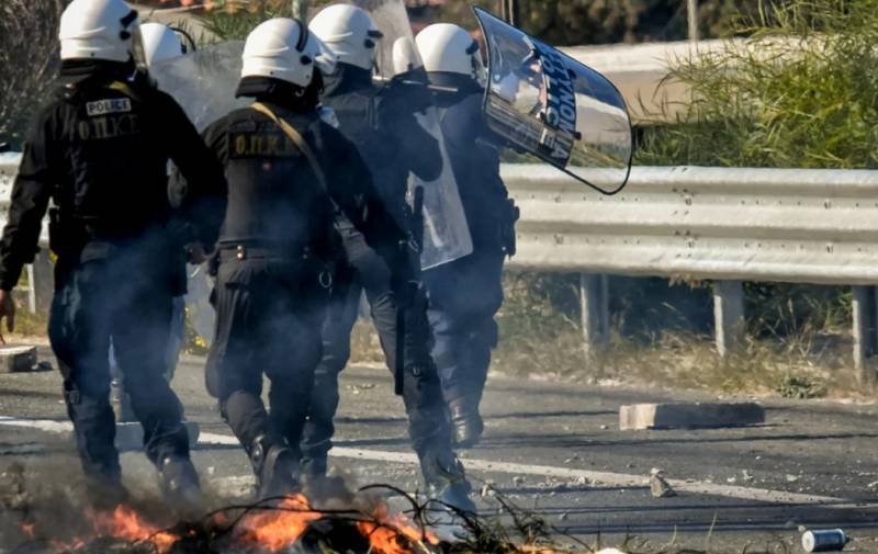 Κλειστή σε δύο σημεία η Εθνική Αθηνών-Κορίνθου: Συγκεντρώσεις Ρομά σε Μέγαρα και Ζευγολατιό