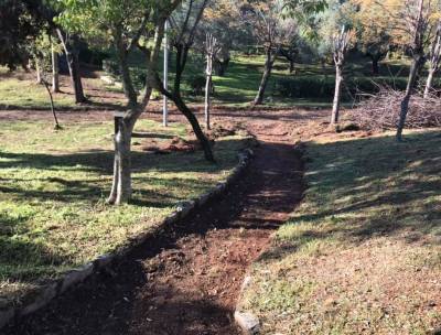 Περιπατητικοί διάδρομοι στο πάρκο της Αγίας Τριάδας