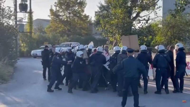 Μαλαματίνα: Νέα βίαιη επέμβαση της αστυνομίας και τρεις συλλήψεις απεργών (βίντεο)
