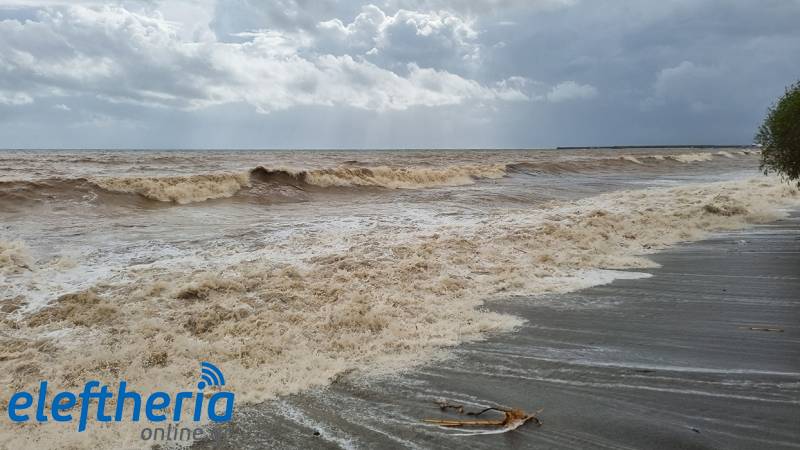 Η κακοκαιρία Erminio «έβαψε» καφέ τη θάλασσα της Καλαμάτας (βίντεο+φωτογραφίες)
