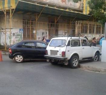 Καλαμάτα: Σύγκρουση αυτοκινήτων στη διασταύρωση Παλαιολόγου και Καλλιπατείρας