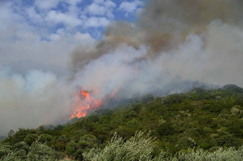 Δύσκολες ώρες με τις πυρκαγιές σε Μαγκλαβά και Μάνη (φωτογραφίες)