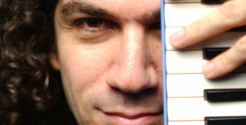 Ο Σταύρος Λάντσιας με το κουαρτέτο του στη «Συλλογή Ενδυμασιών Καρέλια»