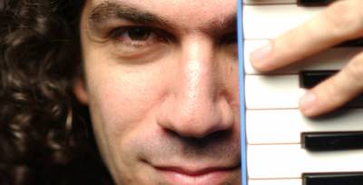 Ο Σταύρος Λάντσιας με το κουαρτέτο του στη «Συλλογή Ενδυμασιών Καρέλια»