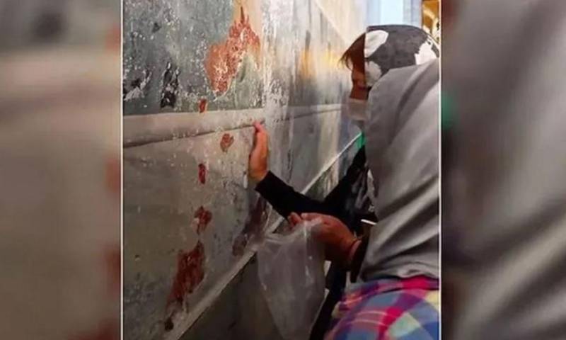 Αγία Σοφία: Νέοι βανδαλισμοί – Ξύνουν τους τοίχους για να πάρουν… ενθύμια