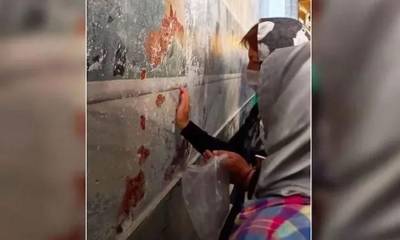 Αγία Σοφία: Νέοι βανδαλισμοί – Ξύνουν τους τοίχους για να πάρουν… ενθύμια