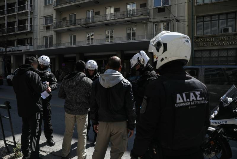 Περισσότερες από 20 συλλήψεις έως τώρα κατά την επιχείρηση της ΕΛ.ΑΣ για την εξάρθρωση κυκλώματος διακίνησης μεταναστών και κατάρτισης πλαστών ταξιδιωτικών εγγράφων