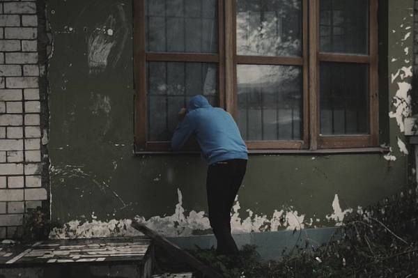 Τσιγγάνος «χτυπούσε» καταστήματα στον Μελιγαλά