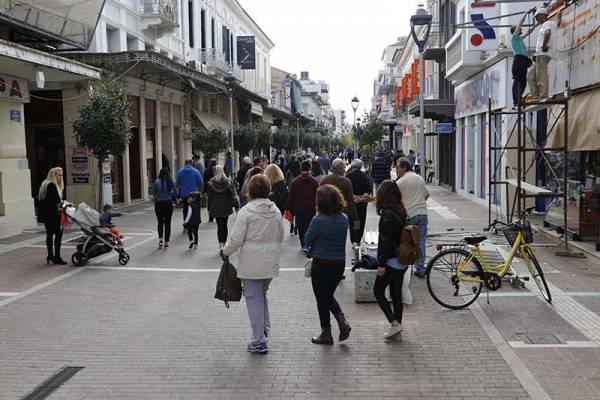 Κόσμος για βόλτα και ψώνια στην αγορά της Καλαμάτας