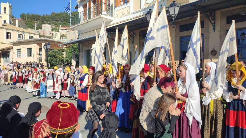 Λαμπρή αναπαράσταση της Απελευθέρωσης της Αρκαδιάς στην Ανω Πόλη Κυπαρισσία (βίντεο-φωτογραφίες)