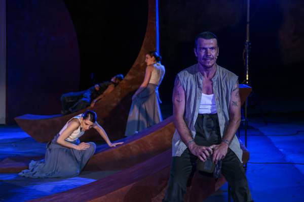 Ο Ι. Παπαζήσης στην “Ε”: "Εννέα στις δέκα προτάσεις που μου κάνουν είναι σε κλασικά έργα"