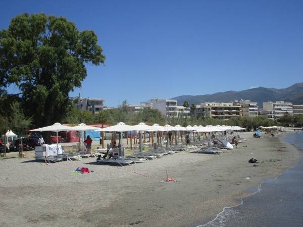 Καλαμάτα: Ομπρέλες και ξαπλώστρες ανατολικά του ΝΟΚ