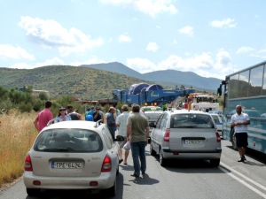 Χάος στις στροφές: Η «σαρανταποδαρούσα» φράκαρε την Τσακώνα