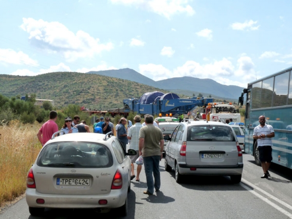 Χάος στις στροφές: Η «σαρανταποδαρούσα» φράκαρε την Τσακώνα