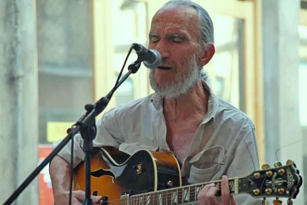 Μουσική διαδρομή από το σκοτάδι στο φως με τον Βασίλη Αθανασόπουλο