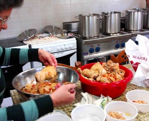 Προσφορές για τα δημοτικά συσσίτια από Χριστιανική Στέγη και τον κρεοπώλη Γιώργο Κουταβά